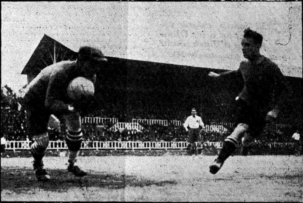 Black and white photo of a 1926 match between Real Madrid and Barcelona.